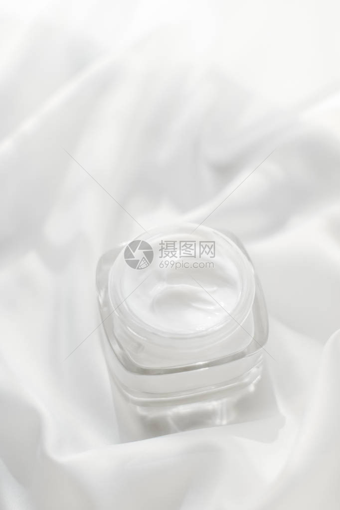 化妆品牌化妆品和spf概念丝绸背景上的面霜保湿罐保湿护肤乳液和提升乳液奢华美容护肤品牌的图片