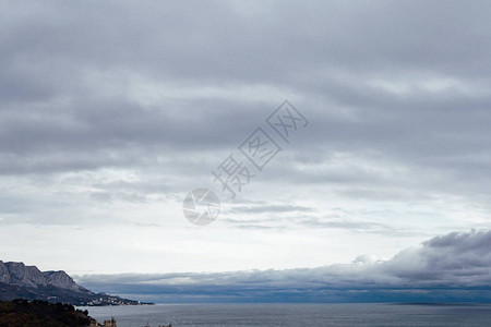 灰色的海云岸山脉背景图片