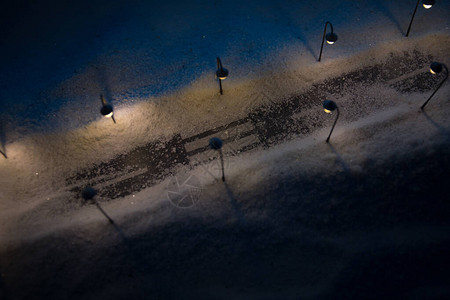 冬天晚上在雪地里装饰可爱的小房子图片