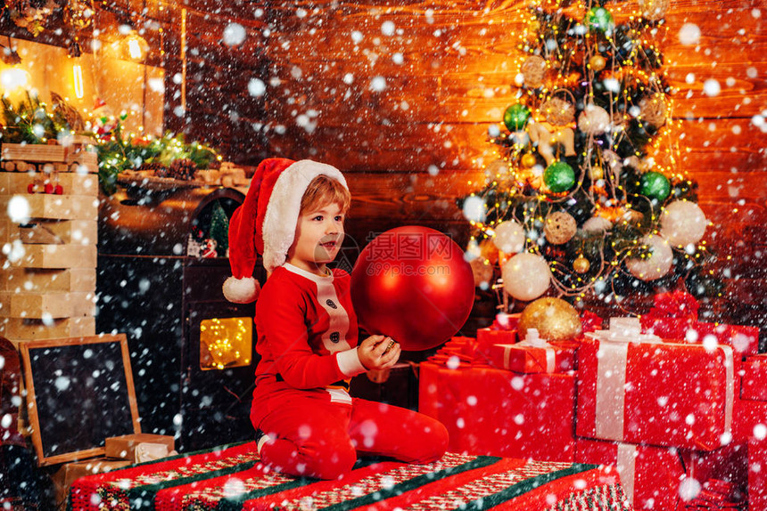 有一个巨大的圣诞树装饰球的小帮手精灵圣诞节属圣诞快乐而明亮的助手带着图片