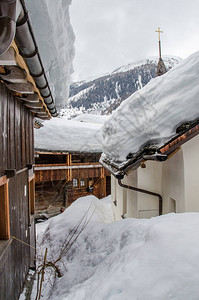 瑞士阿尔卑斯山谷的白雪覆盖的老木屋图片