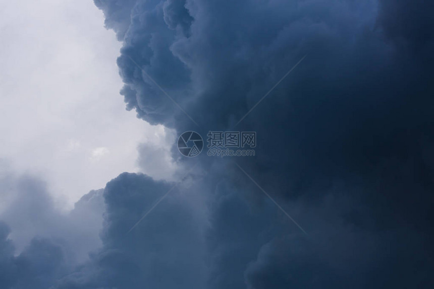 暴风雨的乌云天上充满了骚图片