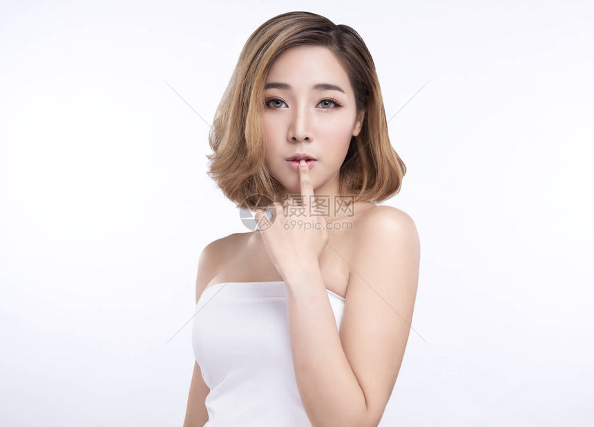 美丽的亚洲年轻女子拥有完美的面部肌肤广告治疗spa和美容手势图片