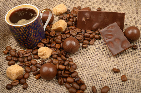 一杯咖啡咖啡豆棕色糖和巧克力图片