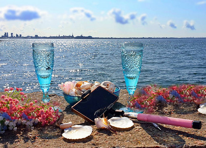 夏日阳光海景两杯水图片