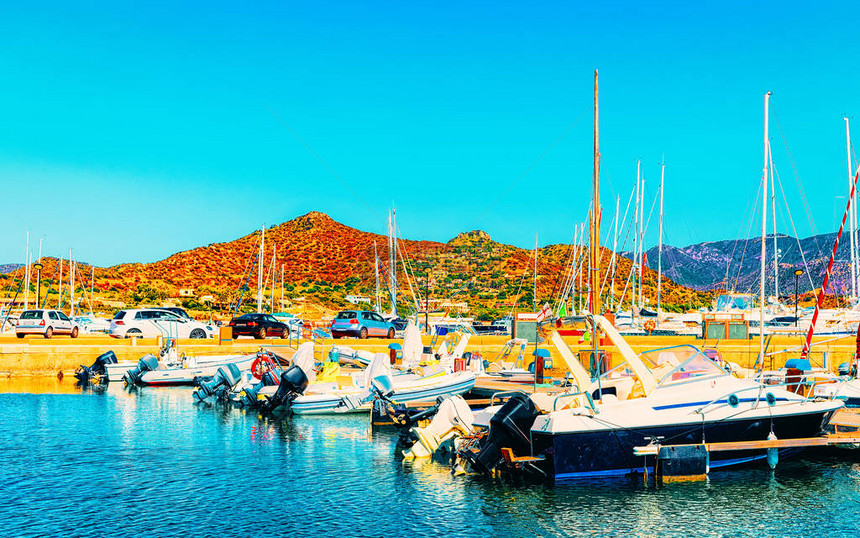夏季在意大利萨尔迪尼亚岛南部比亚西米乌斯市的地中海港口和停靠码头图片