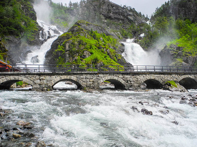 Langfossen瀑布位于挪威的E134图片