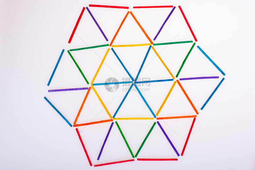 用五颜六色的棍子形成的几何图形三角形图片