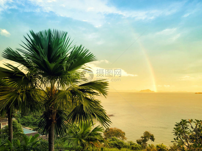 泰国普吉岛海上美丽的彩虹图片