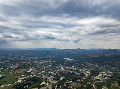 山区农村田野河流和池图片