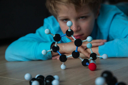 脱氧核糖酸孩子通过建立联系工程和STEM化学背景