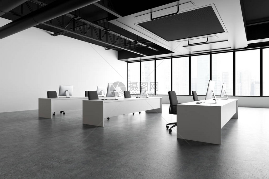 以白色墙壁混凝土地板长的计算机桌子排行和城市景色全景窗口为角点的宽敞工业风格开图片