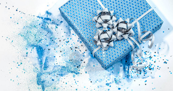 美丽的蓝色礼物盒关于水彩背景时图片