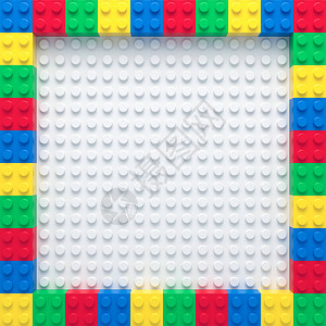 白色建筑板块上多彩的玩具砖背景图片
