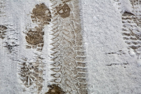 雪地表面上的车辆轮胎痕迹图片