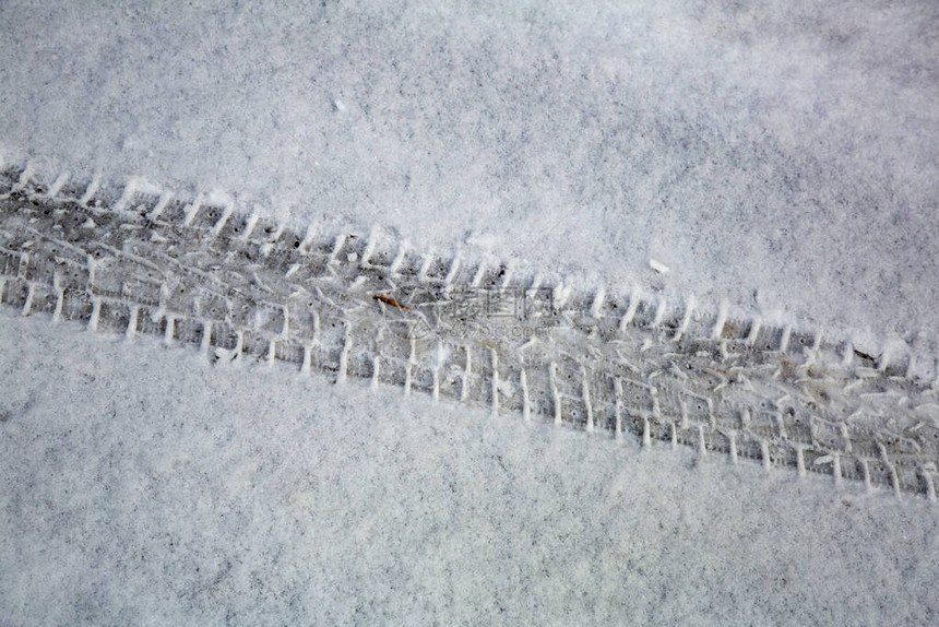 雪地表面上的车辆轮胎痕迹图片