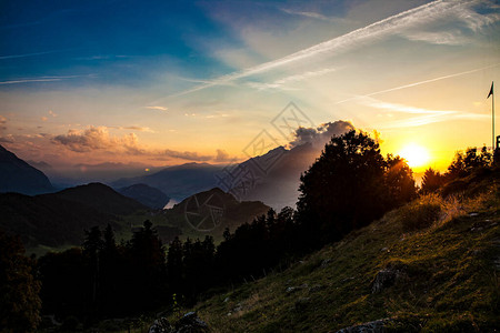 日落在Luzernt附近的山中布尔根山图片