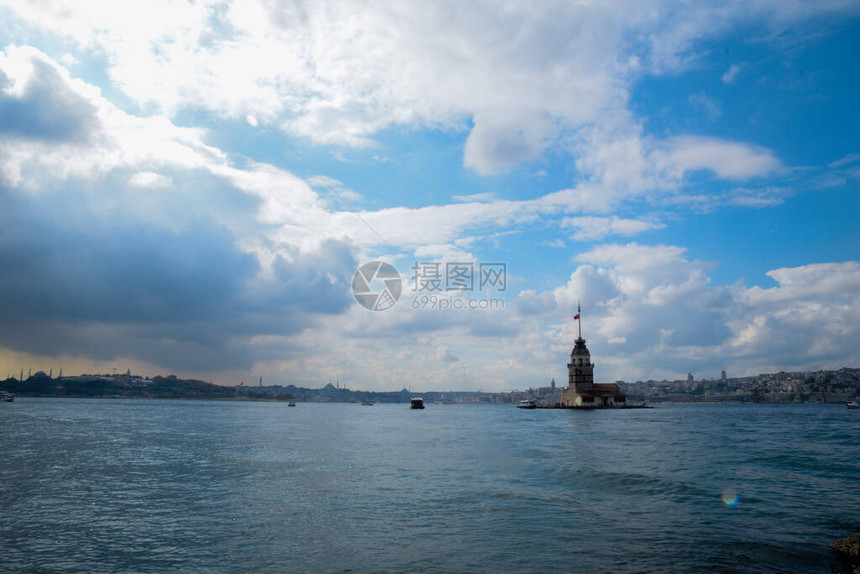 Maiden塔或KizKulesi与漂浮旅游船一起在伊斯坦布尔的Bospho图片