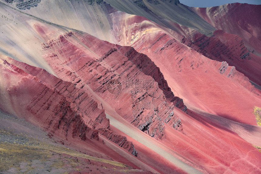 红谷富含矿物质的山脉中五颜六色的岩层CordilleraVilcanota图片