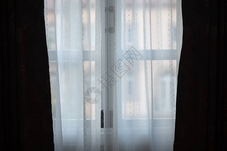 窗口上透明的白窗帘Clot图片