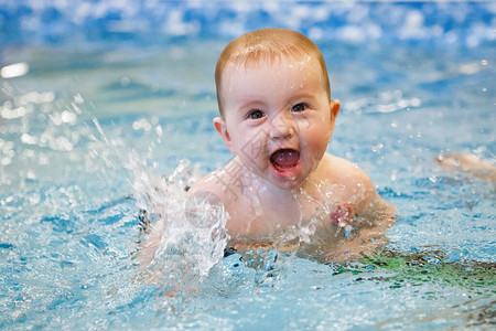 幼儿在游泳池里游泳图片