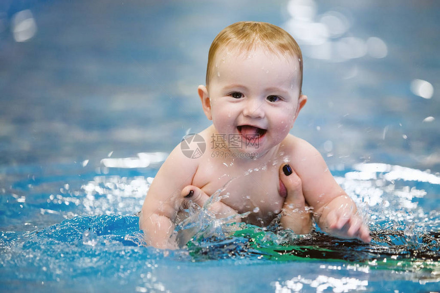 幼儿在游泳池里游泳图片