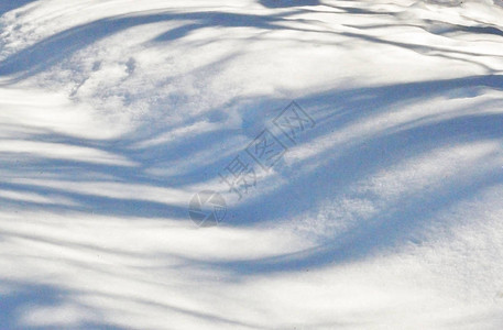 雪面上阴影的背景图片