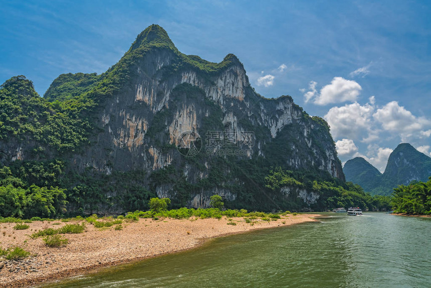 著名的九马慕拉尔山标志山峰从桂林流到永秀的李河岸图片