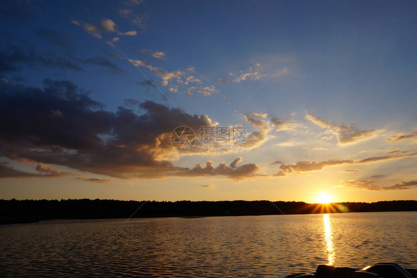 在日落湖风景的日落船图片
