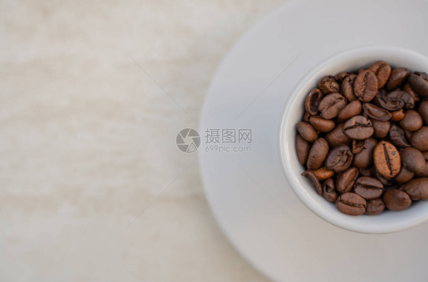 白色背景的咖啡杯和豆子图片