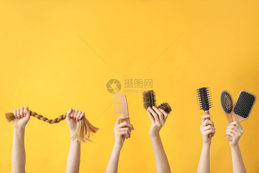 许多手拿着理发师的用品在彩色背景上图片