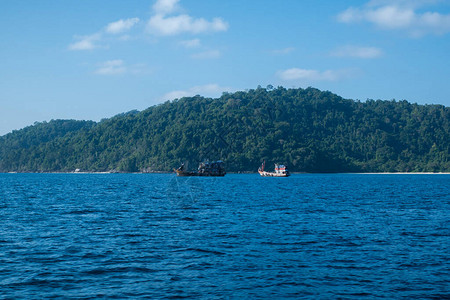 泰国攀牙湾的泰国渔船图片