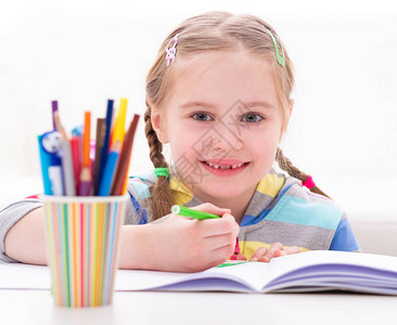 小可爱有趣的女孩玩花彩色标记在工作桌图片