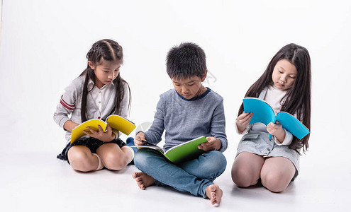一群孩子一起看书有兴趣一起做活动图片