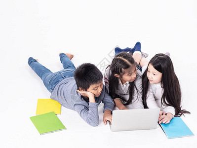儿童群体使用笔记本电脑学习一起做活动图片