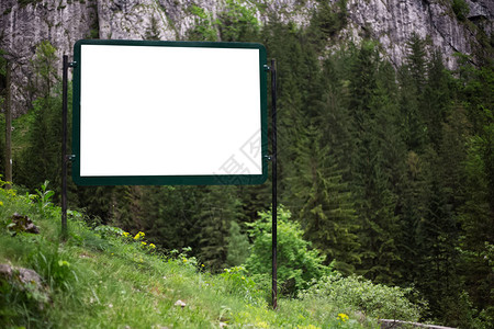 绿色山林中空白模型的广告示牌图片