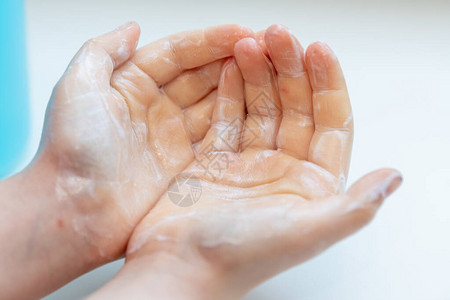 儿童洗手以预防疾病图片