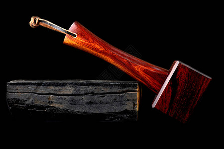 由泰国手工制作的玫瑰木工具制成的马勒铁锤木图片