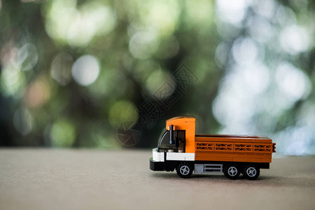 木板上的泰国型卡车模型玩图片