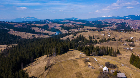 阿尔卑斯山村在一座高山上空的一所房屋中居住图片