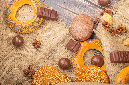 面包圈巧克力蛋糕饼干巧克力和木制背景的粗软家庭图片