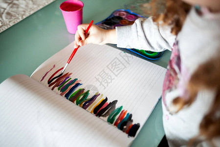 小女孩在家里用水彩画的手学习教育快乐童年的概念由于冠状covid19图片