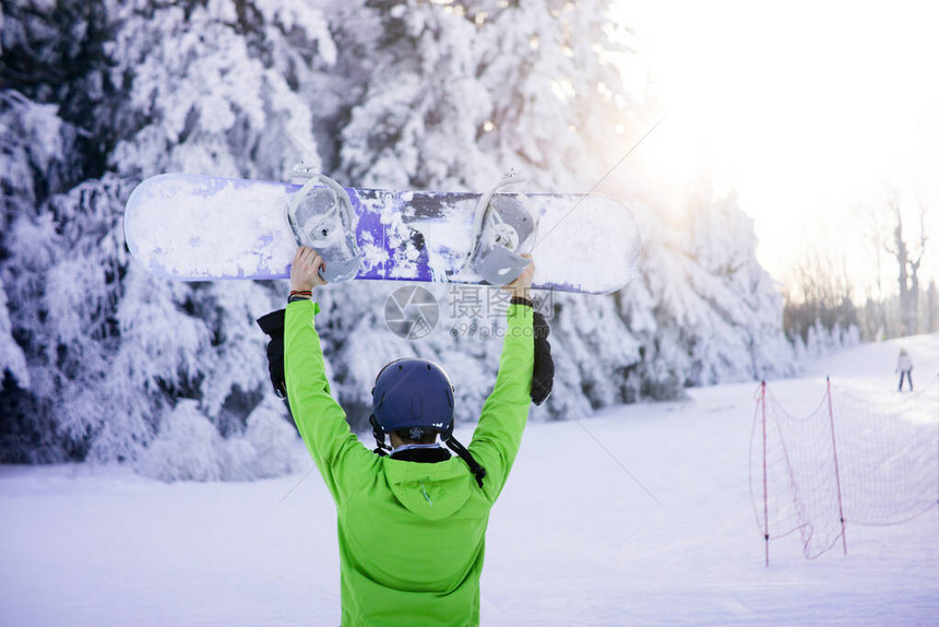 保加利亚滑雪场山附近拿着滑雪板的人图片