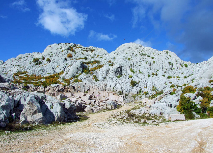 通往TuloveGrede和Velebit山的老路图片
