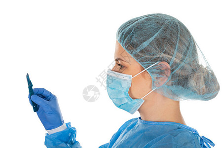 身穿不育制服的年轻女外科医生以孤立背图片