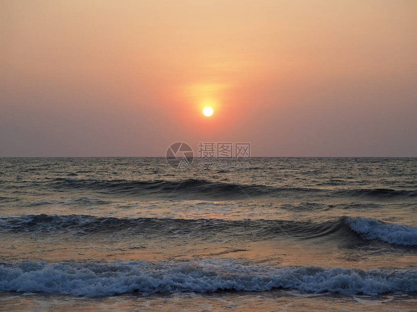 海和滩背景的美丽夕阳图片