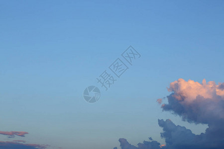 蓝天上的蓬松云图片