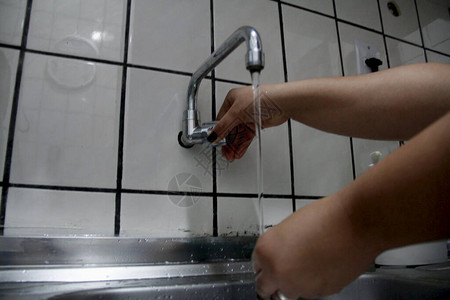萨尔瓦多市厨房水槽洗手者图片