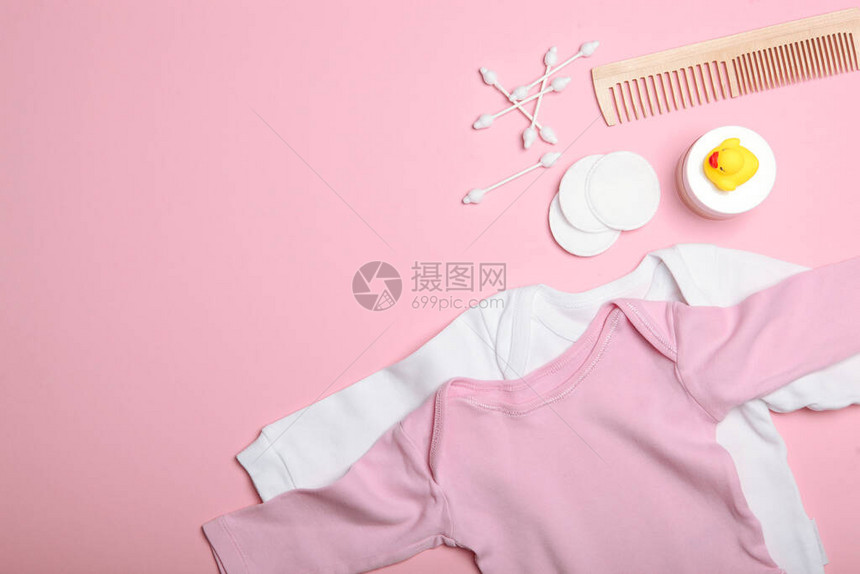 彩色背景顶视图上的婴儿护理产品用于护肤沐浴的日常婴儿护理产品图片