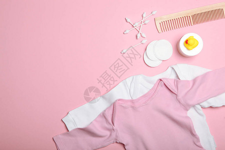 彩色背景顶视图上的婴儿护理产品用于护肤沐浴的日常婴儿护理产品图片
